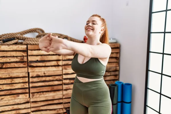 Ung Rödhårig Kvinna Ler Tryggt Stretching Sportcenter — Stockfoto