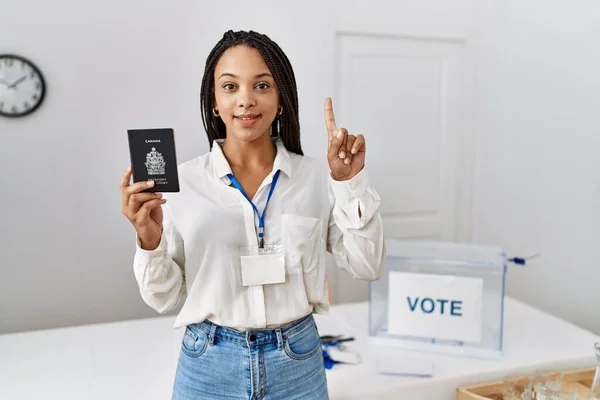 Jovem Afro Americana Eleição Campanha Política Segurando Passaporte Canadense Surpreso — Fotografia de Stock