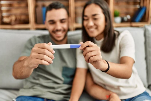 Junges Lateinisches Paar Lächelt Glücklich Aussehende Schwangere Testergebnis Hause — Stockfoto