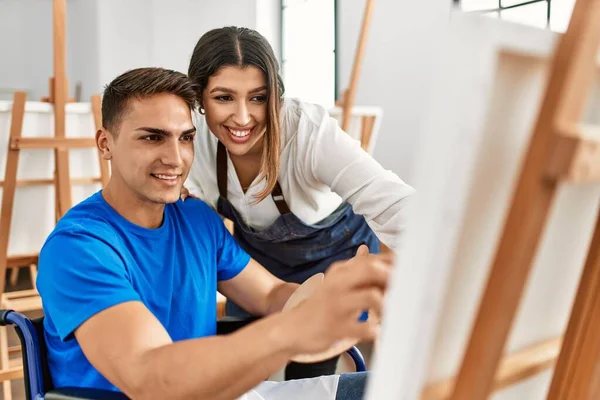 Foto Caucasiana bela jovem professora ensinando arte para crianças