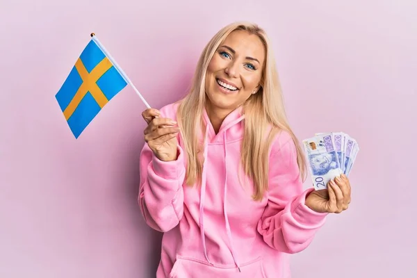 Jonge Blonde Vrouw Met Zweedse Vlag Krone Bankbiljetten Glimlachend Hard — Stockfoto