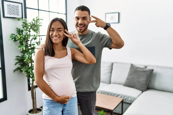 Jeune Couple Interracial Attend Bébé Toucher Ventre Enceinte Faire Symbole — Photo