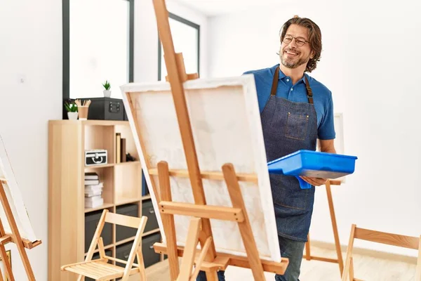 Homem Caucasiano Meia Idade Sorrindo Desenho Confiante Estúdio Arte — Fotografia de Stock