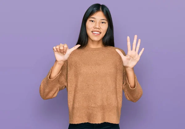 Bella Giovane Donna Asiatica Che Indossa Maglione Invernale Casual Mostrando — Foto Stock