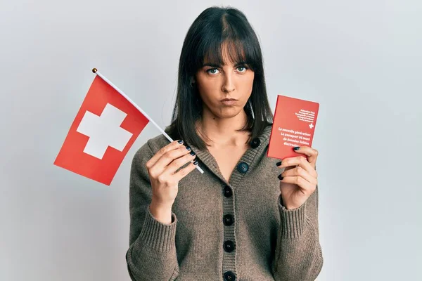 Ung Latinamerikansk Kvinna Med Schweizisk Flagga Och Pass Skeptisk Och — Stockfoto