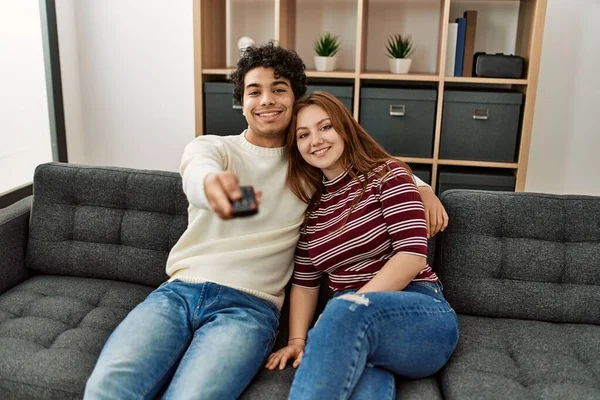Mutlu Bir Şekilde Gülümseyen Genç Çift Evdeki Kanepede Oturup Televizyon — Stok fotoğraf