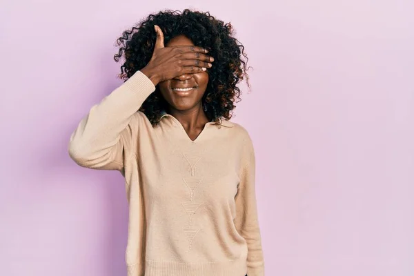 Genç Afro Amerikalı Kadın Günlük Kıyafetler Giyip Gülümsüyor Elleri Yüzünde — Stok fotoğraf