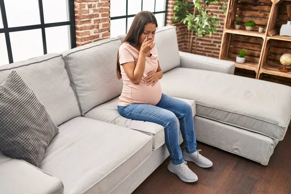 Jong Latijn Vrouw Zwanger Van Kots Expessie Thuis — Stockfoto