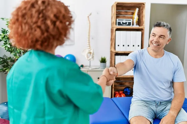 Medelålders Man Och Kvinna Sjukgymnastik Uniform Med Rehab Session Skaka — Stockfoto