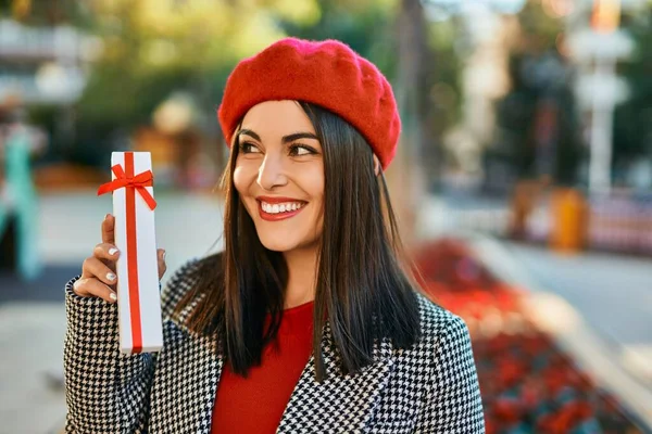 Jonge Latino Vrouw Glimlachend Gelukkig Vasthouden Geschenk Stad — Stockfoto