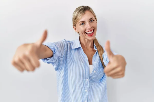 Hermosa Mujer Rubia Pie Sobre Fondo Blanco Aprobando Hacer Gesto — Foto de Stock