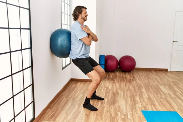 Medioevo Uomo Caucasico Sorridente Allenamento Fiducioso Utilizzando Palla Forma Centro — Foto Stock