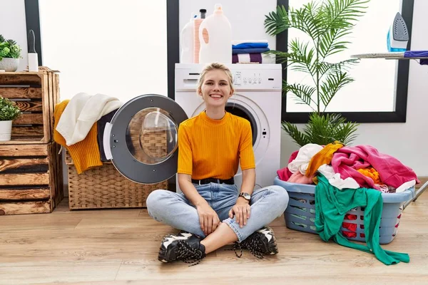 Jonge Blonde Vrouw Doet Zittend Bij Wasmachine Met Een Vrolijke — Stockfoto