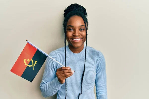 Afro Amerikaanse Vrouw Met Gevlochten Haar Houden Angola Vlag Kijken — Stockfoto