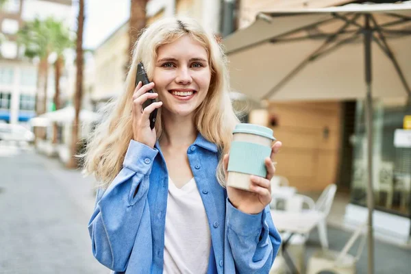Νεαρή Ξανθιά Γυναίκα Έξω Μια Ηλιόλουστη Μέρα Μιλώντας Στο Τηλέφωνο — Φωτογραφία Αρχείου
