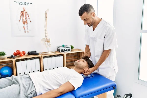 Zwei Hispanische Männer Physiotherapeut Und Patient Bei Reha Sitzung Massieren — Stockfoto