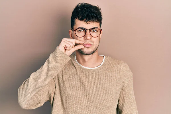 Junger Hispanischer Mann Lässiger Kleidung Und Brille Mund Und Lippen — Stockfoto