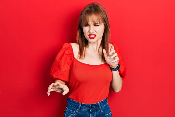 赤いTシャツを着た若い女性は嫌悪感反応のために嫌悪感の表情 不満と恐怖をやって嫌悪感の顔を着て — ストック写真