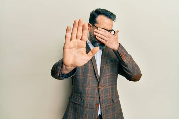 Muž Středního Věku Vousy Šedivými Vlasy Pracovní Bundě Brýlích Zakrývajících — Stock fotografie