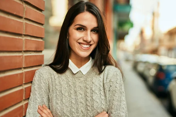 Joven Mujer Hispana Sonriendo Feliz Con Los Brazos Cruzados Ciudad — Foto de Stock