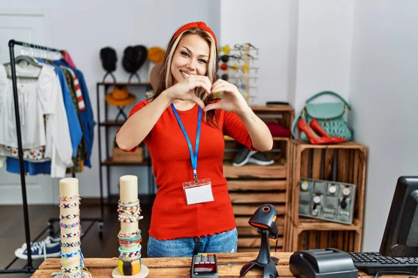 Mulher Caucasiana Jovem Trabalhando Como Gerente Boutique Varejo Sorrindo Amor — Fotografia de Stock