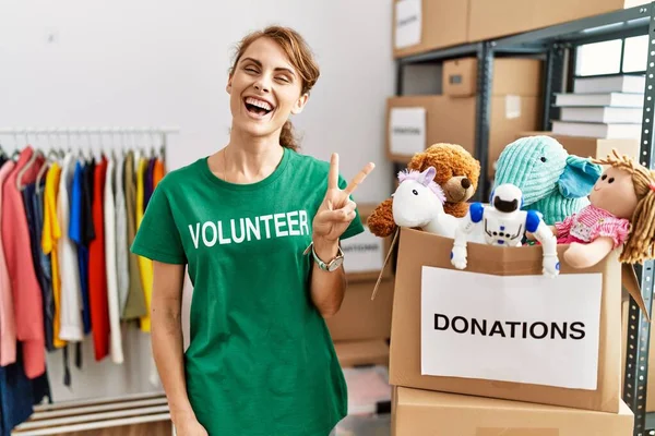 Hermosa Mujer Caucásica Con Camiseta Voluntaria Las Donaciones Pie Sonriendo —  Fotos de Stock