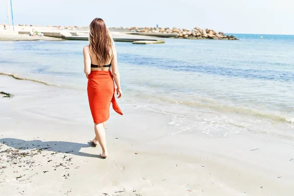Ung Cuacasian Flicka Baksidan Visa Bär Bikini Promenader Stranden — Stockfoto