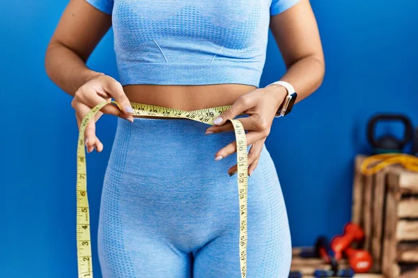 Young Latin Woman Wearing Sportswear Measuring Waist Sport Center — Stock Photo, Image