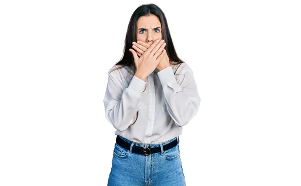 Joven Adolescente Morena Con Camisa Blanca Negocios Impactada Cubriendo Boca —  Fotos de Stock