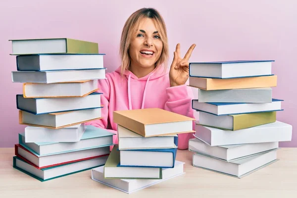 Young Caucasian Woman Sitting Table Books Smiling Looking Camera Showing — Stock Photo, Image