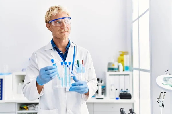 Joven Hombre Caucásico Vistiendo Uniforme Científico Sosteniendo Tubo Ensayo Laboratorio — Foto de Stock