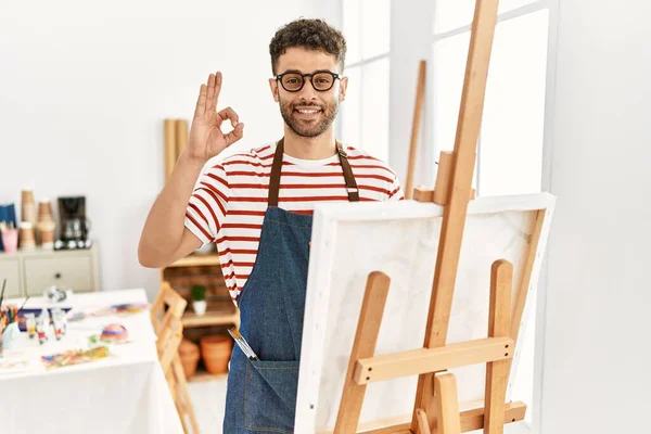 Sanat Stüdyosundaki Arap Genç Adam Olumlu Gülümsüyor Parmaklarıyla Tamam Işareti — Stok fotoğraf