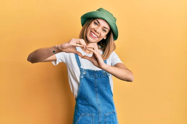 Jeune Femme Blonde Caucasienne Portant Une Combinaison Denim Chapeau Avec — Photo