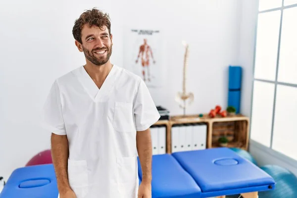Νέος Όμορφος Φυσιοθεραπευτής Που Εργάζεται Στην Κλινική Αποκατάστασης Πόνου Χαμογελώντας — Φωτογραφία Αρχείου