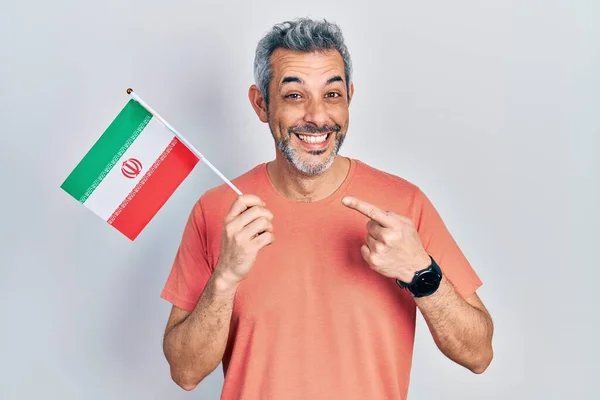 Guapo Hombre Mediana Edad Con Pelo Gris Sosteniendo Bandera Irán —  Fotos de Stock