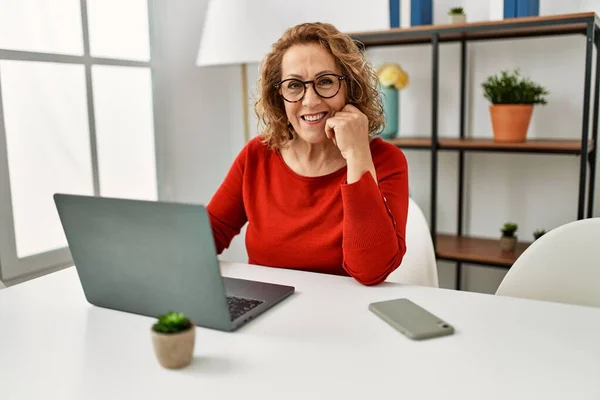 Kaukasische Frau Mittleren Alters Sitzt Mit Laptop Hause Auf Dem — Stockfoto