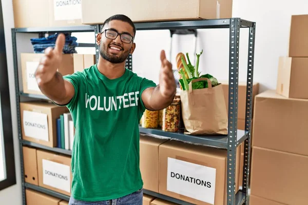 Joven Indio Voluntario Sosteniendo Caja Donaciones Mirando Cámara Sonriendo Con —  Fotos de Stock