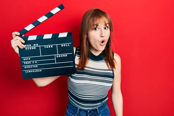 Pelirroja Mujer Joven Sosteniendo Video Película Clapboard Asustado Sorprendido Con — Foto de Stock