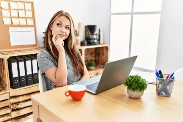 Junge Brünette Frau Büro Laptop Mit Der Hand Kinn Nachdenkliche — Stockfoto