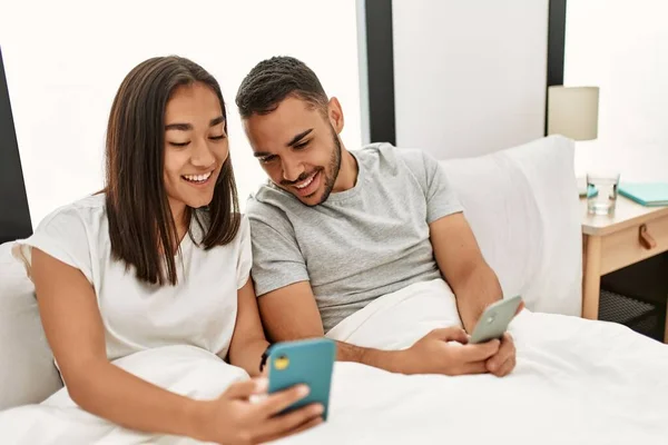 Jong Latijn Paar Met Behulp Van Smartphone Liggend Bed Thuis — Stockfoto