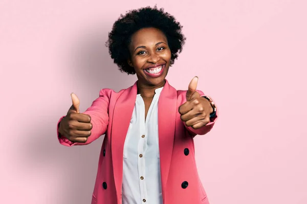 Afro Saçlı Ceketi Giyen Hareketleriyle Olumlu Jest Yapmayı Onaylayan Gülümseyen — Stok fotoğraf