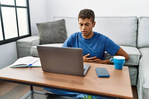 Jonge Knappe Spaanse Man Met Laptop Vloer Met Hand Buik — Stockfoto