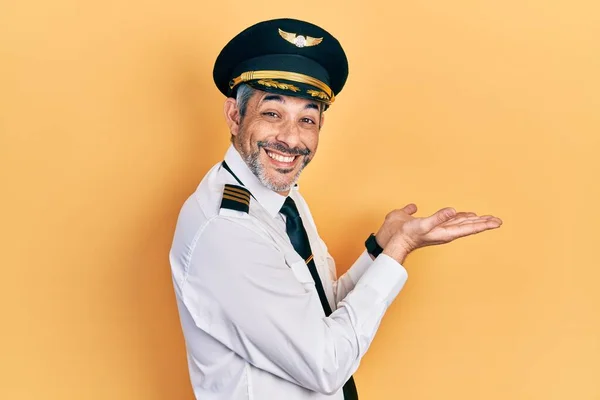 Όμορφος Μεσήλικας Άνδρας Γκρίζα Μαλλιά Φορώντας Στολή Πιλότου Αεροπλάνου Δείχνοντας — Φωτογραφία Αρχείου