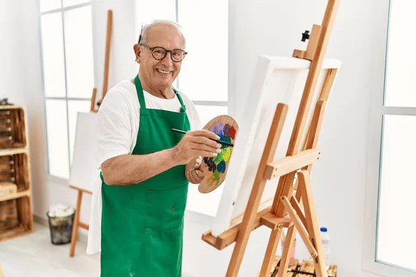 Starší Šedovlasý Umělec Muž Usmívá Šťastný Obraz Ateliéru Umění — Stock fotografie