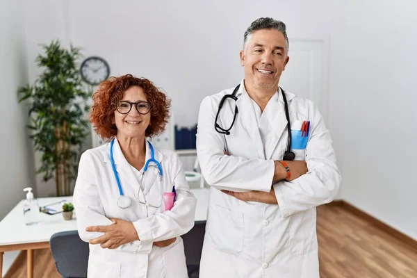 Dois Médicos Meia Idade Clínica Médica Cara Feliz Sorrindo Com — Fotografia de Stock