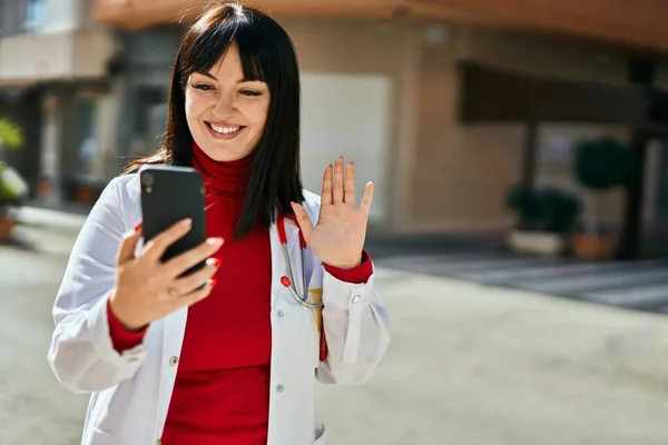 Mladá Brunetka Žena Nosí Lékařskou Uniformu Dělá Videokall Smartphonem Městě — Stock fotografie