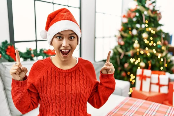 Mulher Hispânica Jovem Com Cabelo Curto Usando Chapéu Natal Sentado — Fotografia de Stock