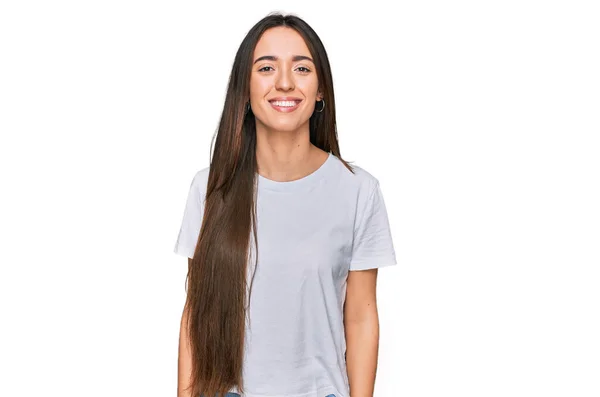 Mladá Hispánka Neformální Bílé Tričko Šťastným Chladným Úsměvem Tváři Šťastný — Stock fotografie