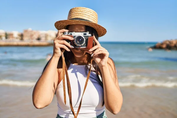 Mladá Hispánka Usmívá Sebevědomě Pomocí Kamery Moře — Stock fotografie