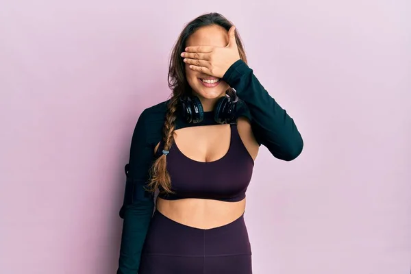 Jong Latijns Amerikaans Meisje Draagt Sportkleding Een Koptelefoon Glimlachend Lachend — Stockfoto
